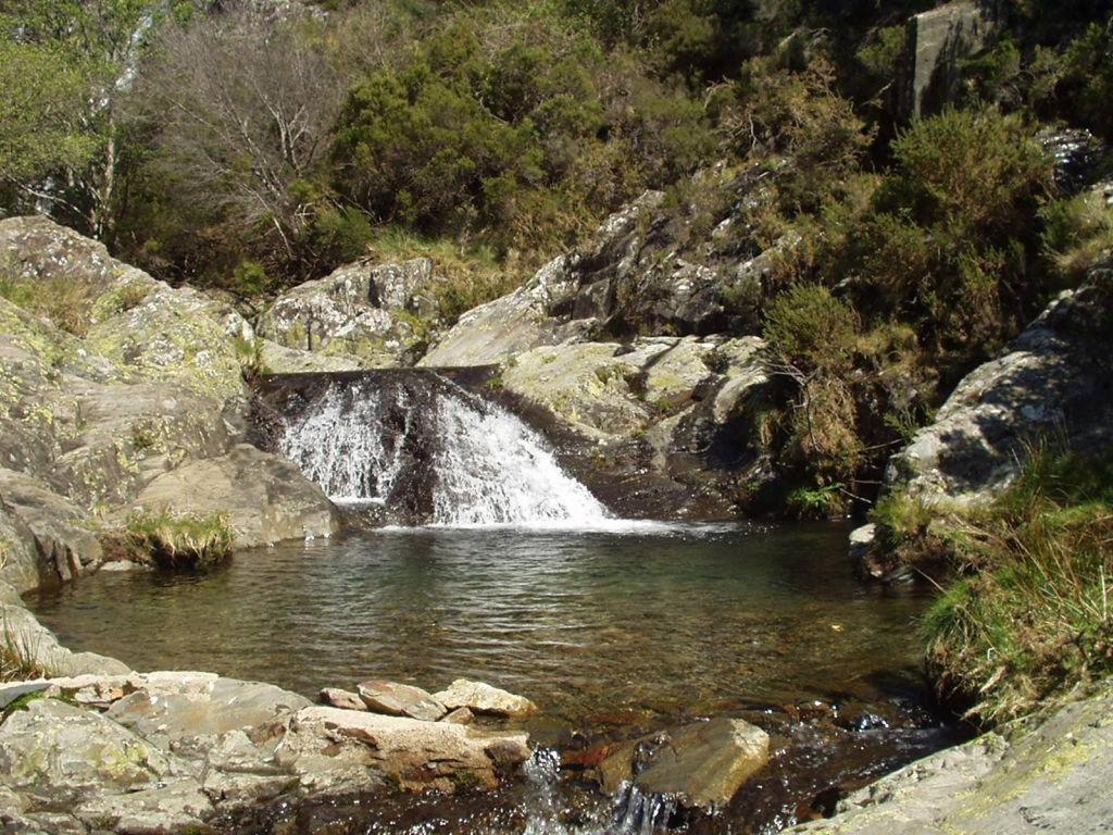 Chez Louise: Onde A Serra Beija O Ceu Lousa  Luaran gambar