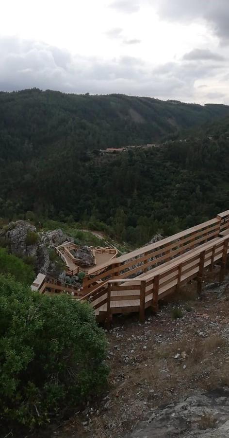 Chez Louise: Onde A Serra Beija O Ceu Lousa  Luaran gambar