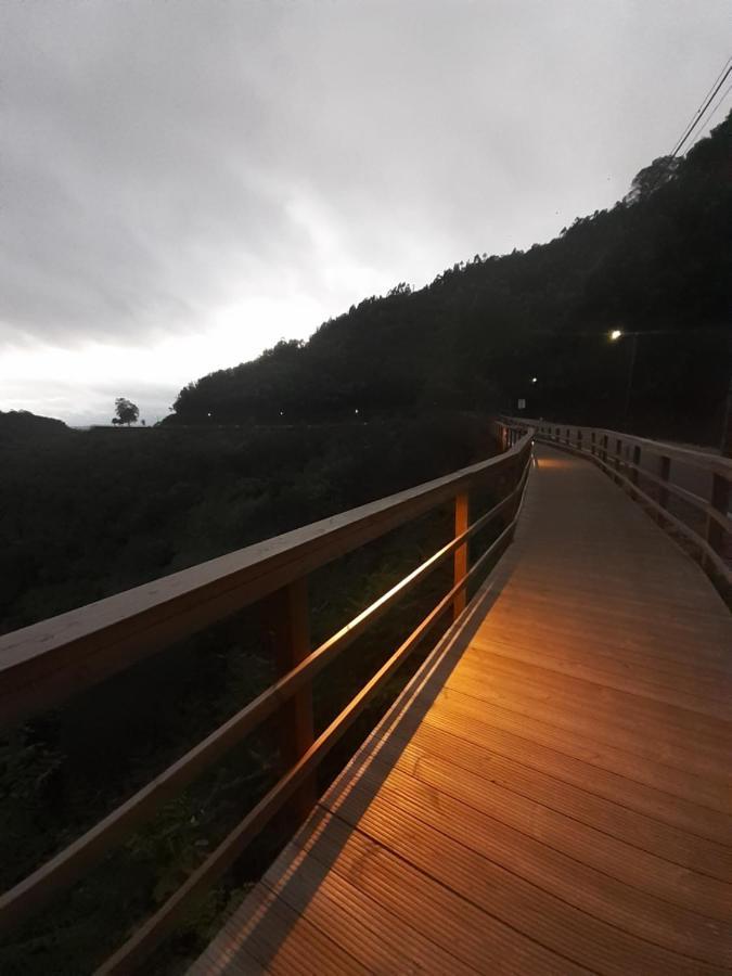Chez Louise: Onde A Serra Beija O Ceu Lousa  Luaran gambar