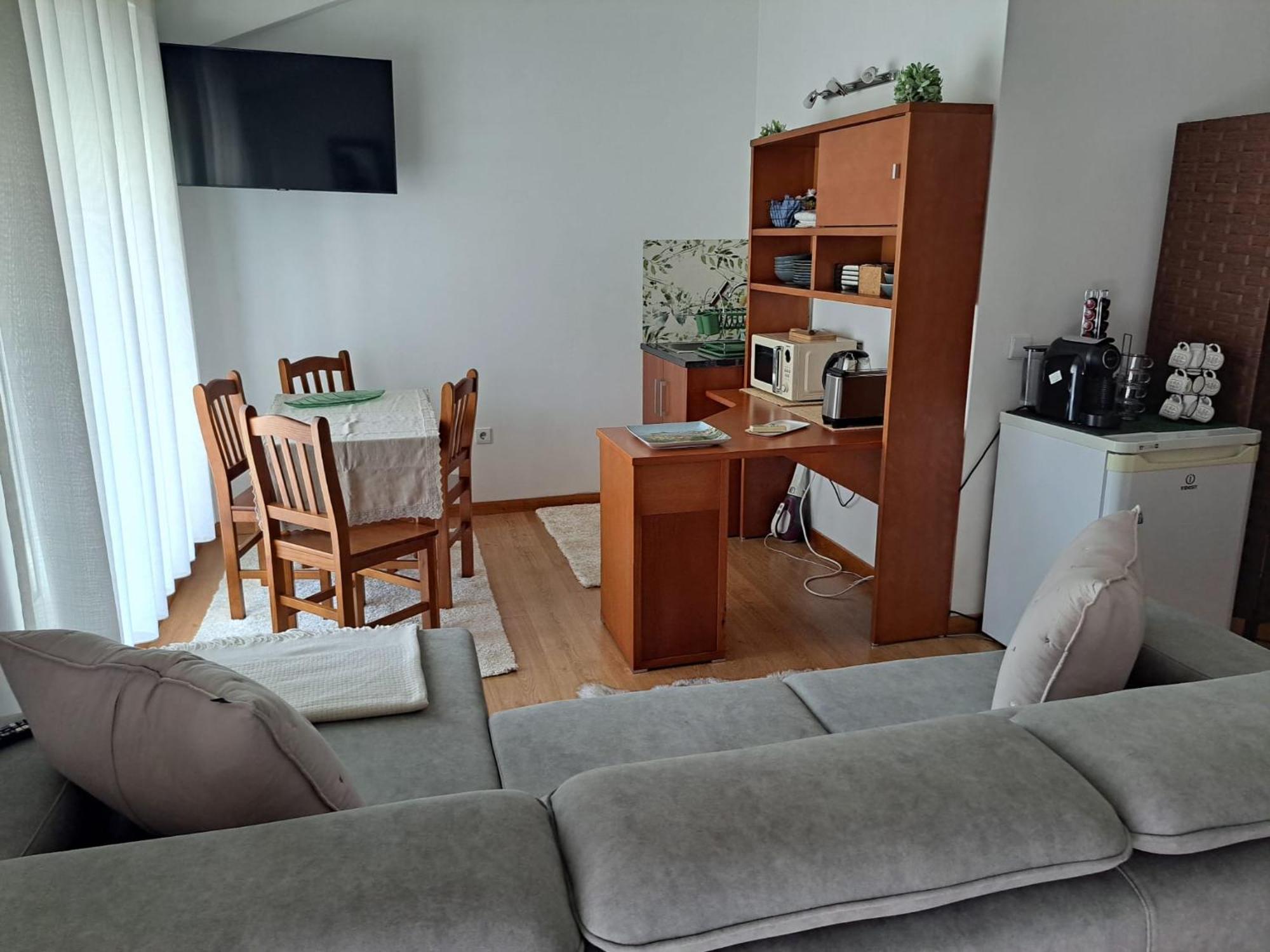 Chez Louise: Onde A Serra Beija O Ceu Lousa  Luaran gambar